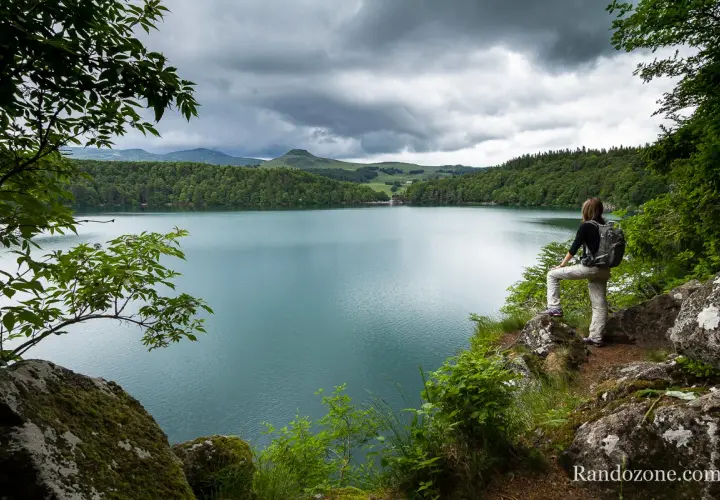 Une randonnée au lac Pavin offre une vue imprenable sur l'eau turquoise et les forêts verdoyantes.