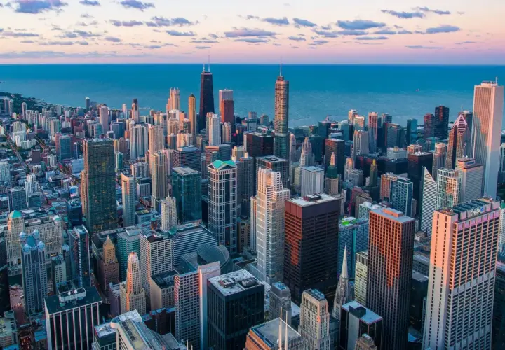 Vue aérienne de la skyline de Chicago au coucher du soleil, avec le lac Michigan en arrière-plan. Idéal pour savoir que faire à Chicago.