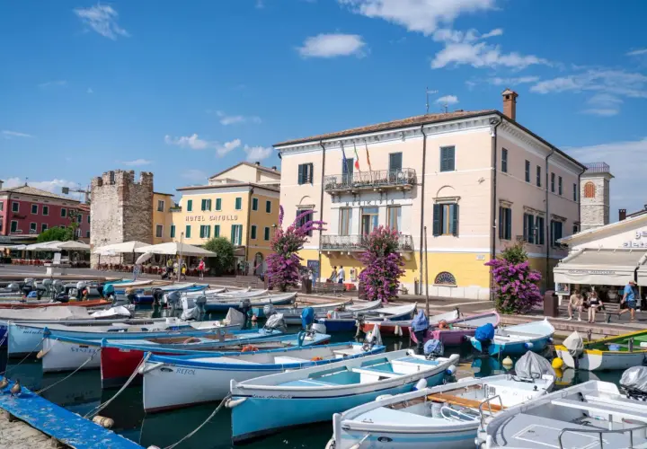 Bateaux amarrés dans un port pittoresque au lac de Garde. Que faire ? Profiter du soleil et de l'ambiance italienne.