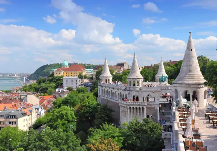 Vue panoramique du Bastion des Pêcheurs à Budapest, un lieu incontournable pour savoir que faire à Budapest. Des tours coniques et des arches surplombent la ville.