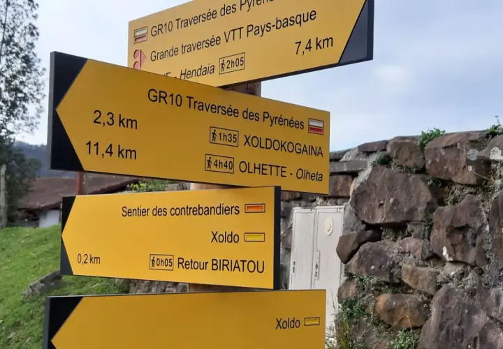 Panneau directionnel jaune indiquant les étapes GR10 depuis Hendaye : Xoldokogaina, Olhette, Biriatou.