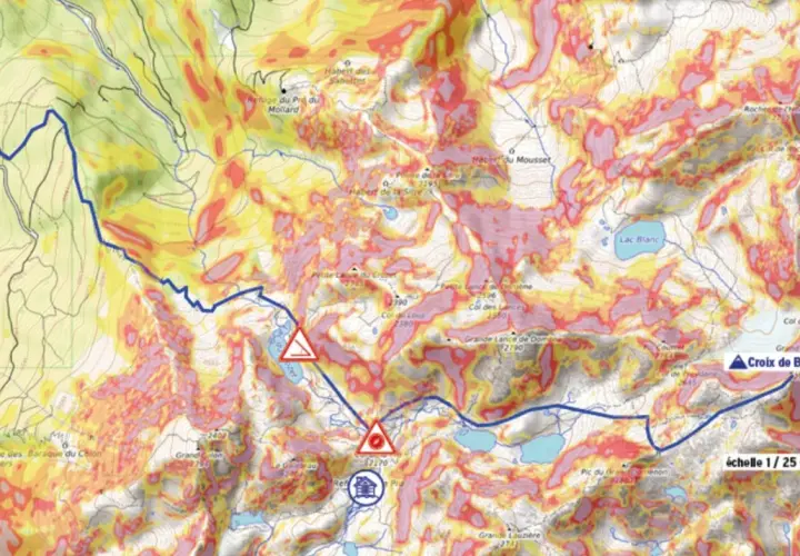 Carte du massif de Belledonne avec un itinéraire bleu partant de Freydières, traversant des refuges et des cols.