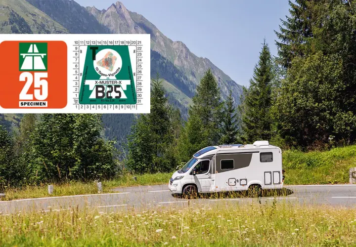Un camping-car blanc roule sur une route de montagne en Suisse, avec une vignette autoroutière visible.