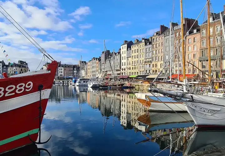Un camping-car rêve de naviguer sur les boucles de la Seine, admirant les bateaux et les maisons colorées de Honfleur.