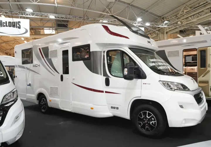 Camping-car Mc Louis blanc, modèle MCH 4, avec des accents bordeaux et gris. Idéal pour découvrir les spécificités de la fiche technique Mc Louis.