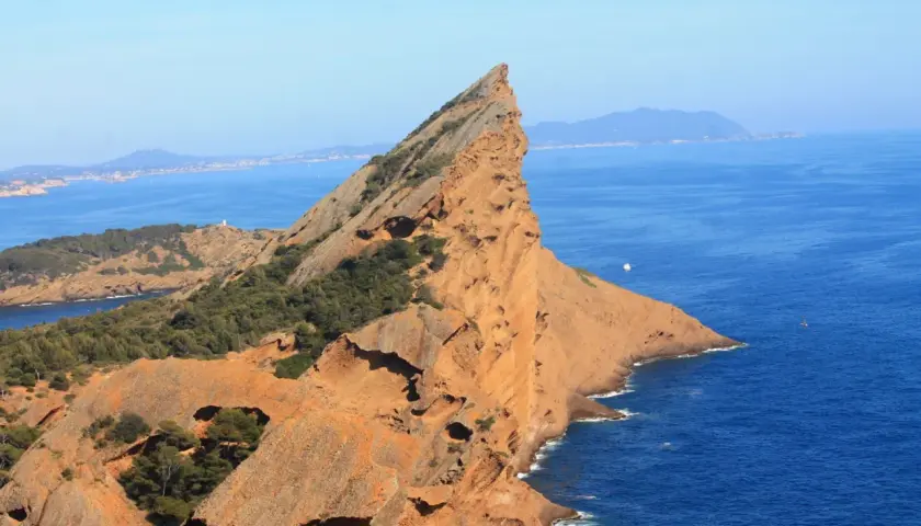 Le Bec de l'Aigle à La Ciotat, un promontoire rocheux aux teintes ocres plongeant dans la mer d'un bleu profond.