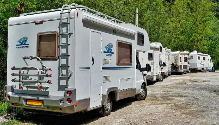 Camping-cars alignés, prêts pour l'aventure. Ces véhicules, tous avec un permis B poids max, promettent des voyages inoubliables.