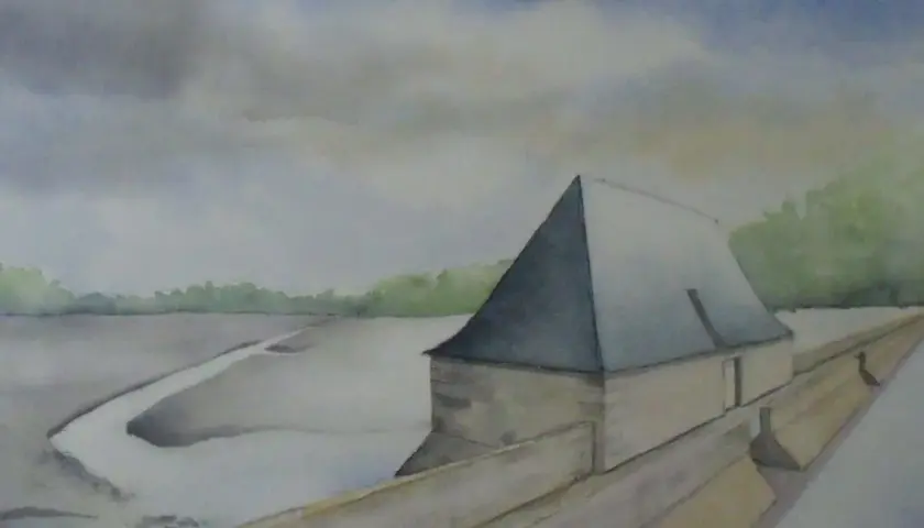 Aquarelle d'un bâtiment avec un toit pointu, au bord d'un plan d'eau sinueux, avec le bois du Henan en arrière-plan sous un ciel couvert.