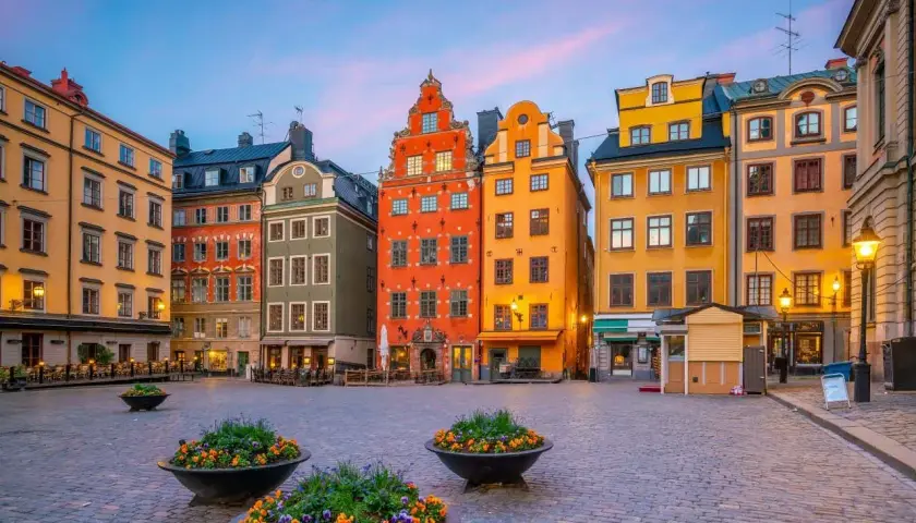 La place Stortorget à Stockholm, avec ses maisons colorées, est un endroit idéal pour se promener et découvrir que faire à Stockholm.