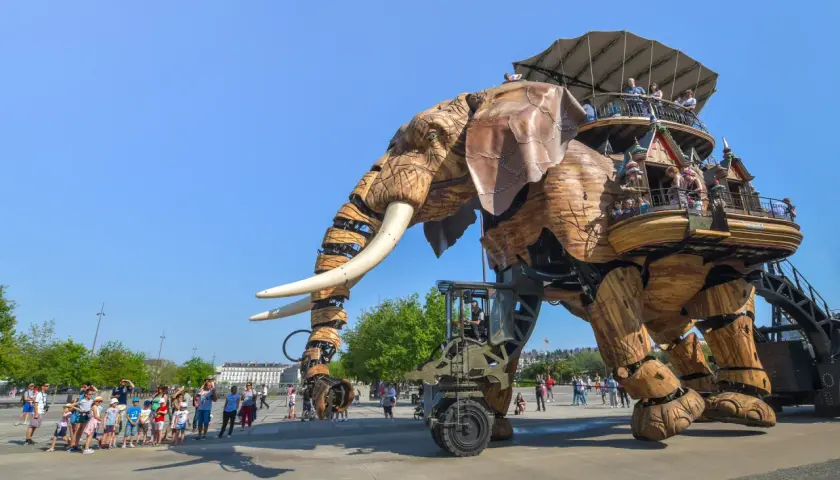 Le Grand Éléphant mécanique, une des activités à découvrir à Nantes, transporte des visiteurs sur son dos.