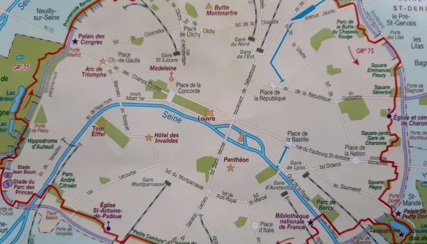 Carte de Paris indiquant le parcours GR® 75, avec des sites comme la Tour Eiffel, le Louvre et Montmartre.