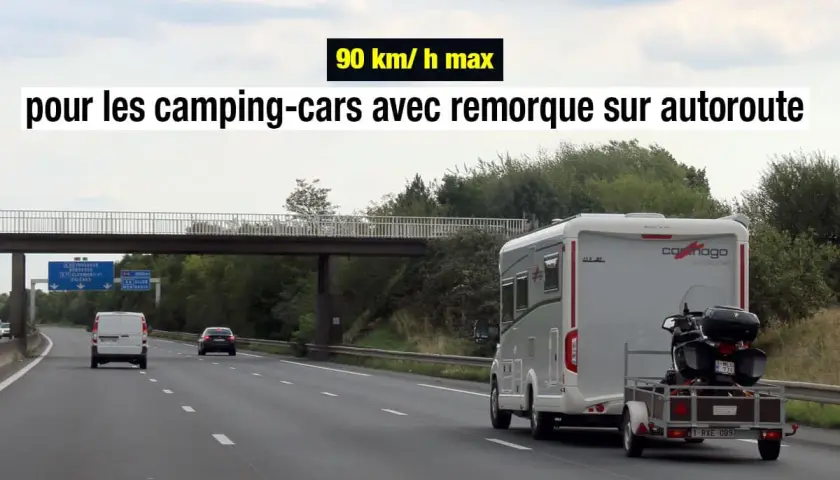Un camping-car tractant une remorque avec une moto, sur autoroute. Vitesse max 90 km/h pour les camping-cars avec remorque.