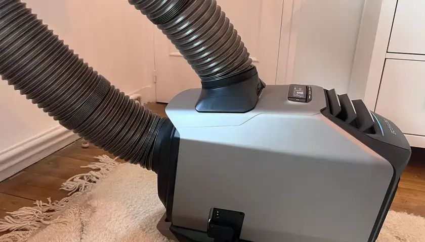 Un climatiseur portable EcoFlow Wave 2 avec ses tuyaux flexibles. Mon avis sur cet appareil est très positif.