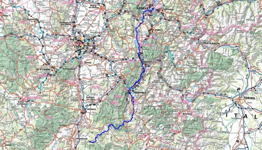 Carte routière des Alpes françaises et italiennes, avec un itinéraire bleu traversant Lyon, Grenoble et Turin. La route gr 965 est visible.