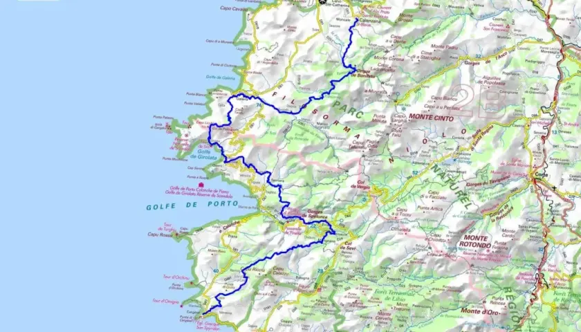 Carte de la Corse, montrant les reliefs montagneux et les côtes. La route bleue serpente à travers les **mare e monti corse**, reliant les golfes et les parcs naturels.