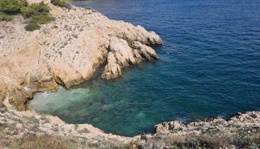 Crique rocheuse aux eaux turquoise, un coin de paradis qui pourrait bien être la plus belle plage de Marseille.