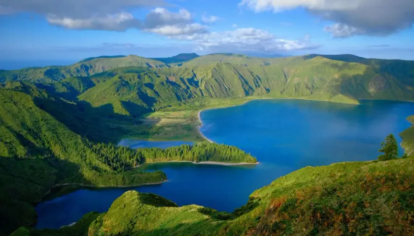 Vue panoramique des lacs bleus et des montagnes verdoyantes des Açores, un paysage à couper le souffle.