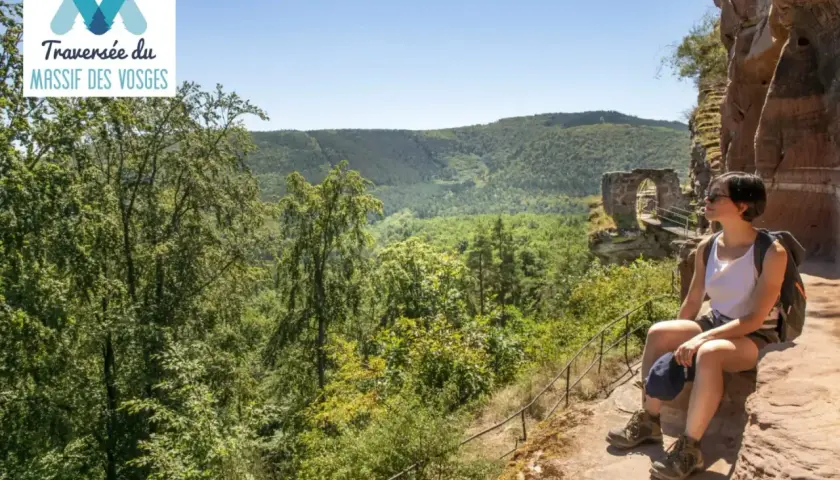 Une randonneuse profite de la vue sur les Vosges, près d'un ancien château. Le sentier gr 53 offre des paysages magnifiques.