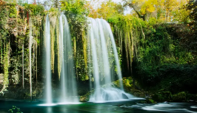 Cascades luxuriantes et verdoyantes, une merveille naturelle à découvrir. Idéal pour savoir que faire à Antalya.