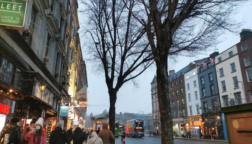 Flâner dans les rues animées de Dublin sous la neige. Une idée de que faire à Dublin : explorer les boutiques et les restaurants de cette ville vibrante.