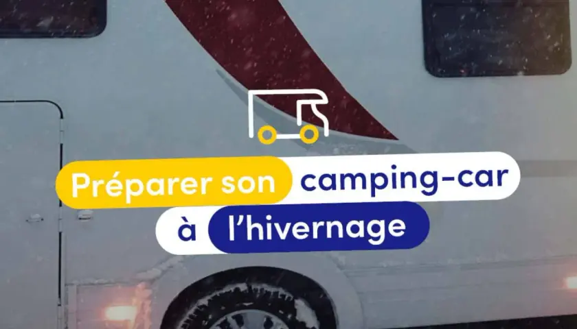 Préparer son camping-car à l'hivernage. Le véhicule est sous la neige, prêt pour la saison froide.