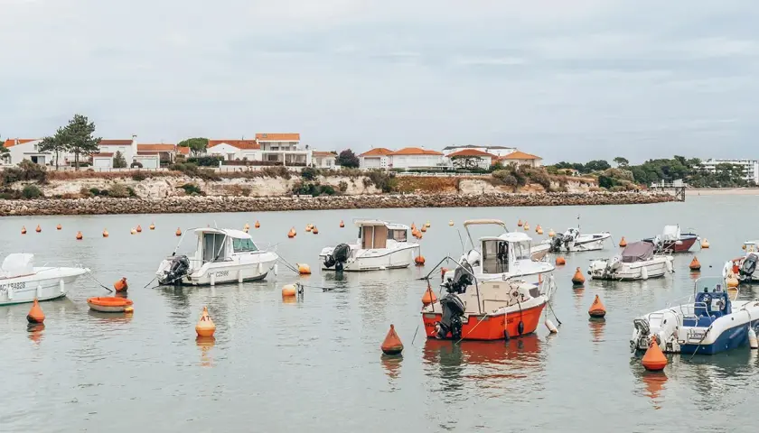 Bateaux au mouillage dans un port, une idée de ce que faire en Charente-Maritime.