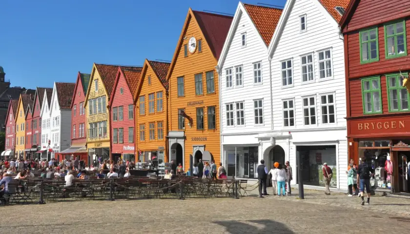 Les maisons colorées de Bryggen à Bergen invitent à flâner. Idéal pour savoir que faire à Bergen, entre terrasses et boutiques.