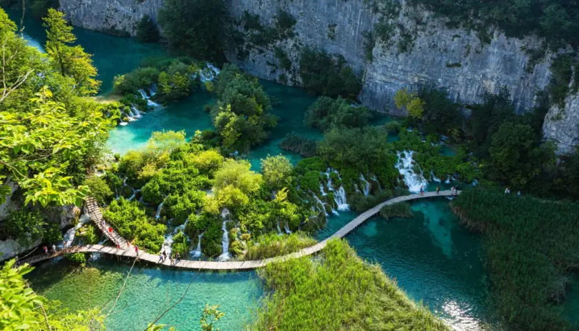 Chemins en bois serpentant entre cascades et eaux turquoise, une expérience de randonnée en Croatie inoubliable.