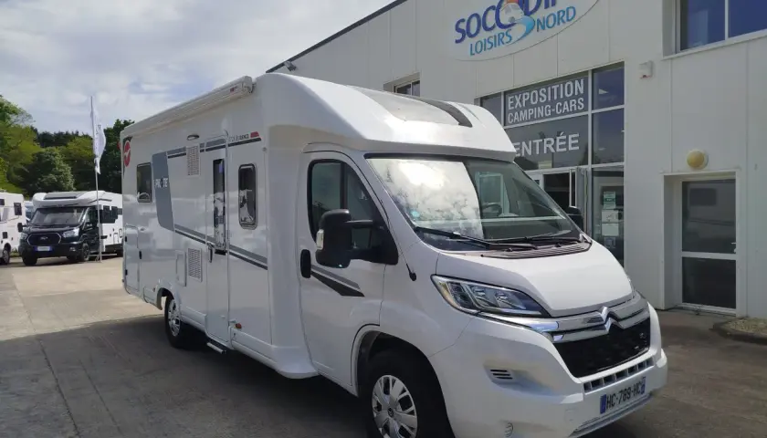 Camping-car Pilote P726 Evidence, prêt pour l'aventure. Avis et infos sur ce modèle disponible chez Soccodim Loisirs Nord.