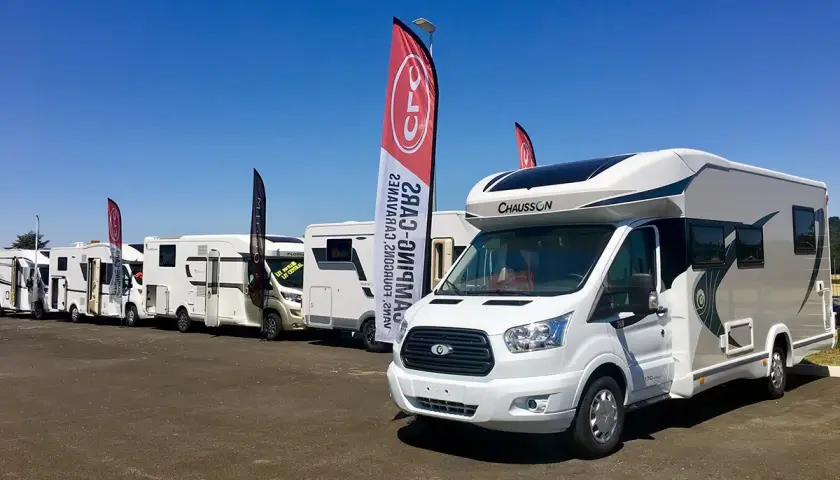 Vente de camping-cars sous un ciel bleu. Découvrez le prix et l'emplacement idéal pour votre futur véhicule de loisirs.