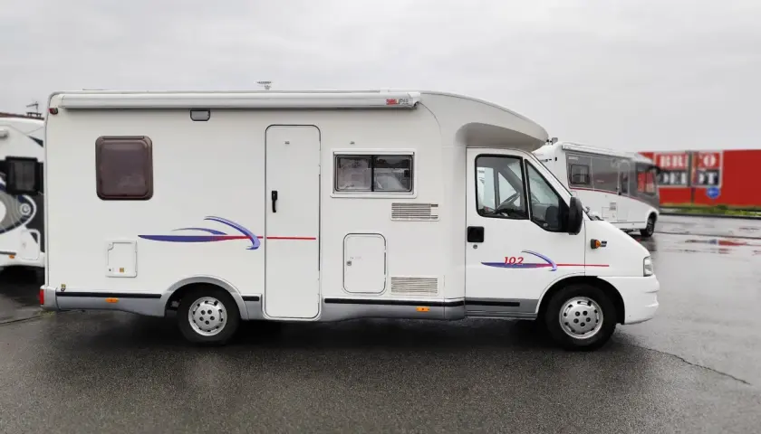 Camping-car Challenger 102, prêt pour l'aventure. Les avis sont bons pour ce modèle.