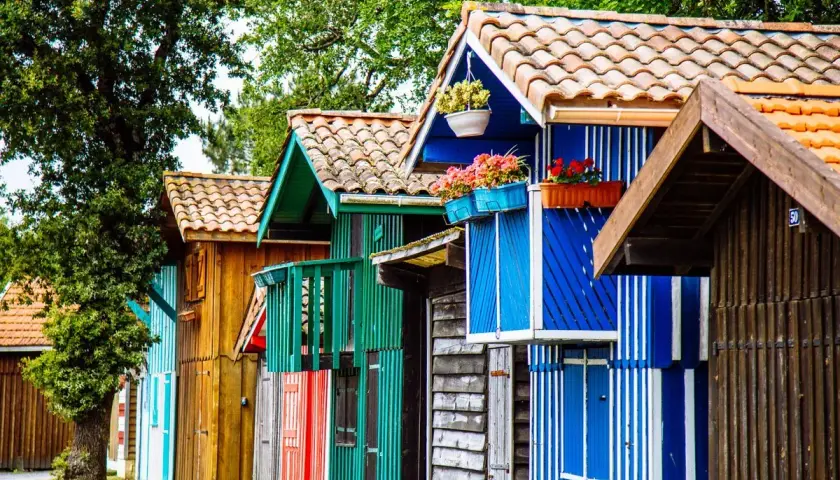 Cabanes colorées au Cap Ferret, un décor pittoresque pour savoir que faire au Cap Ferret.