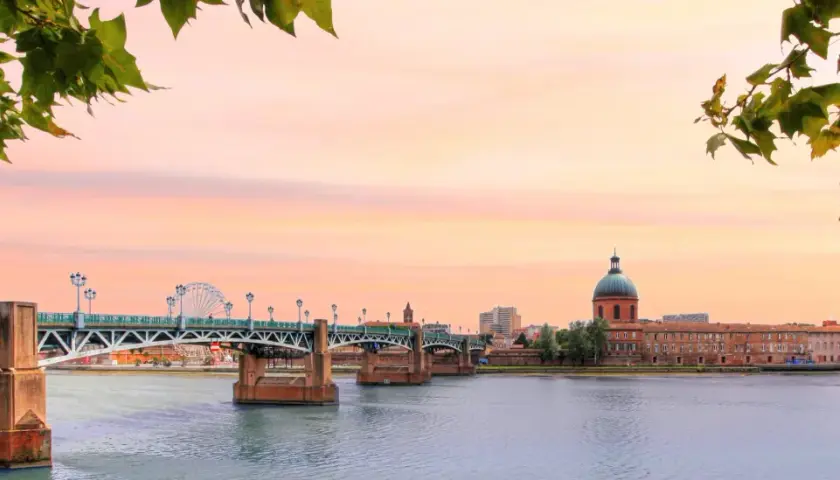 Pont Neuf et le dôme de la Grave à Toulouse au coucher du soleil. Idéal pour savoir que faire à Toulouse.