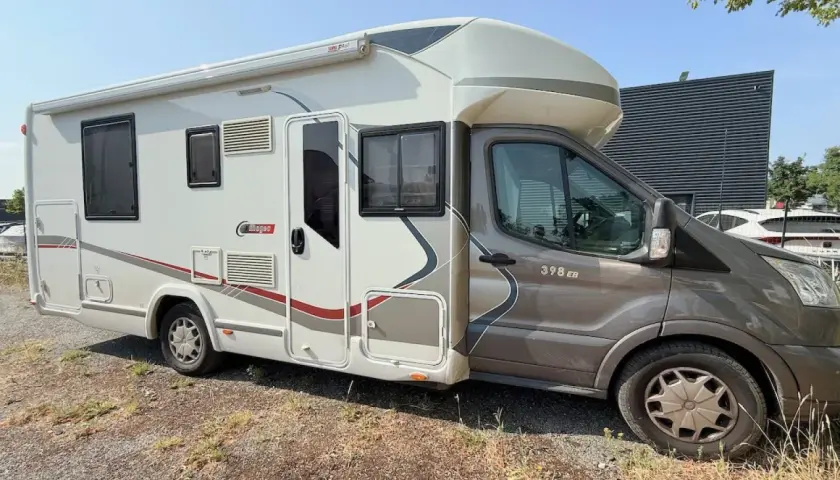 Camping car avec salle de bain à l'arrière, prêt pour l'aventure.