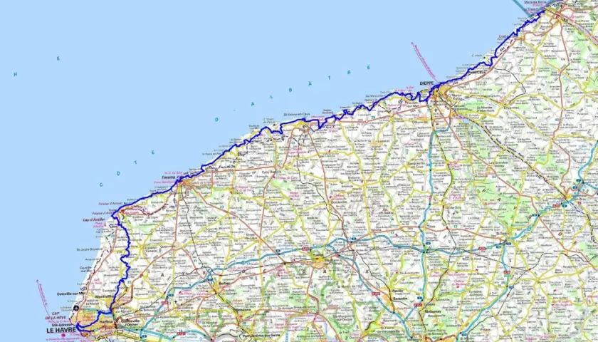 Carte routière de la côte normande, montrant les GR21 étapes, de Dieppe au Havre, avec des villes comme Fécamp et des falaises.