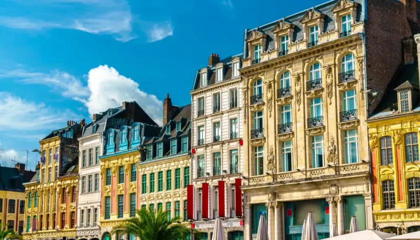 Façades colorées et ornées sous un ciel bleu, parfait pour découvrir que faire à Lille.