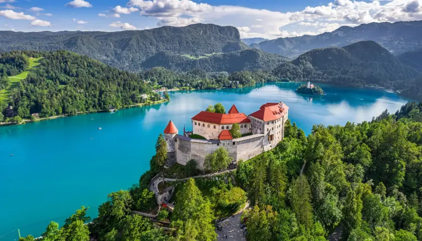 Le château de Bled surplombe un lac turquoise, une vue magnifique pour savoir que faire en Slovénie.