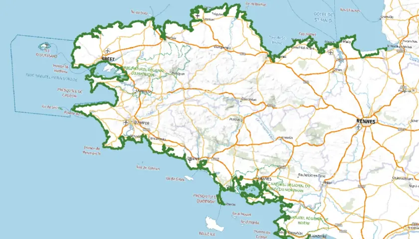 Carte de la Bretagne, montrant les côtes, les villes comme Brest, Quimper, Rennes, et les parcs naturels. Une invitation à explorer la gr34 bretagne.