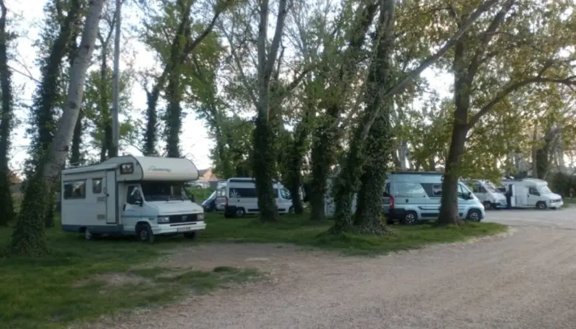 Camping-cars garés sous les arbres, une scène paisible d'une liste des aires camping-car park.
