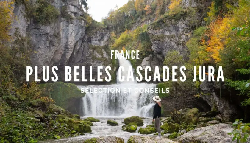 Une femme admire une magnifique cascade dans le Jura, entourée de rochers moussus et d'arbres aux couleurs d'automne.