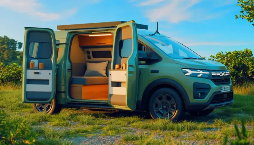 Camping-car vert avec portes ouvertes, révélant un intérieur aménagé avec lit et rangements. Idéal pour l'aventure, ce camping-car avec voiture intégrée promet des escapades inoubliables.