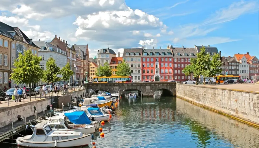 Bateaux amarrés dans un canal bordé de maisons colorées. Une idée de que faire à Copenhague : flâner le long de l'eau.