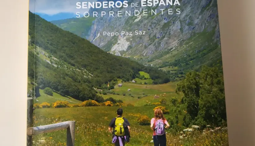 Deux randonneurs explorent des sentiers surprenants en **gr espagne**. Paysages verdoyants et montagnes majestueuses.