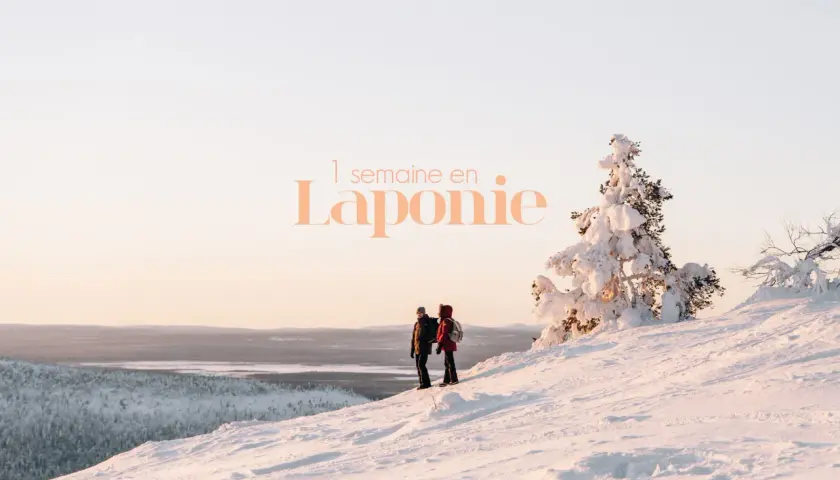 Deux randonneurs contemplent un paysage hivernal en Laponie. Idéal pour savoir que faire en Finlande.