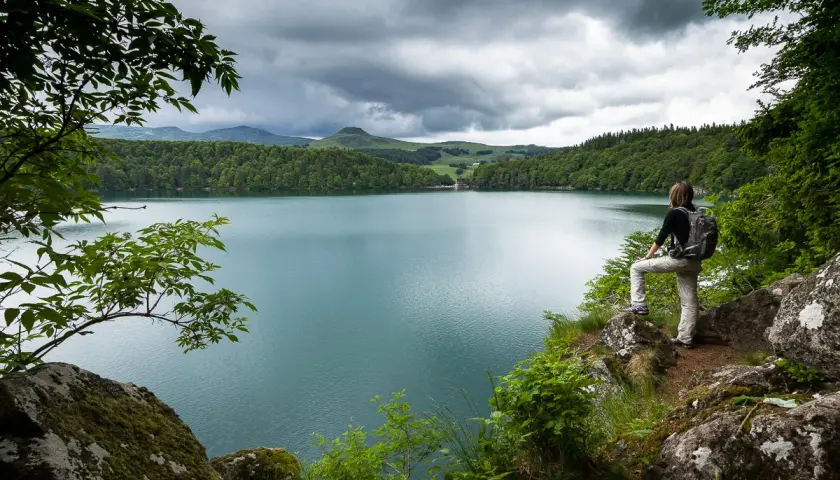 Une randonnée au lac Pavin offre une vue imprenable sur l'eau turquoise et les forêts verdoyantes.