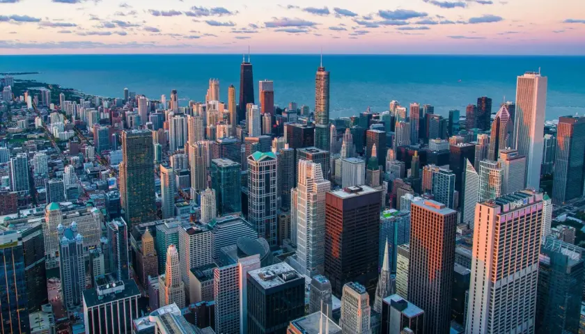 Vue aérienne de la skyline de Chicago au coucher du soleil, avec le lac Michigan en arrière-plan. Idéal pour savoir que faire à Chicago.
