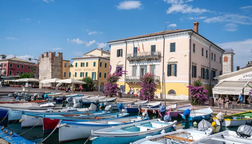 Bateaux amarrés dans un port pittoresque au lac de Garde. Que faire ? Profiter du soleil et de l'ambiance italienne.