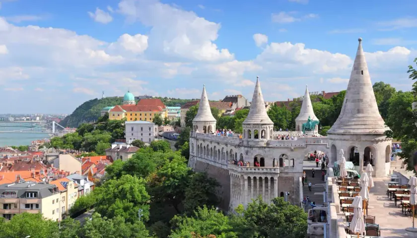 Vue panoramique du Bastion des Pêcheurs à Budapest, un lieu incontournable pour savoir que faire à Budapest. Des tours coniques et des arches surplombent la ville.