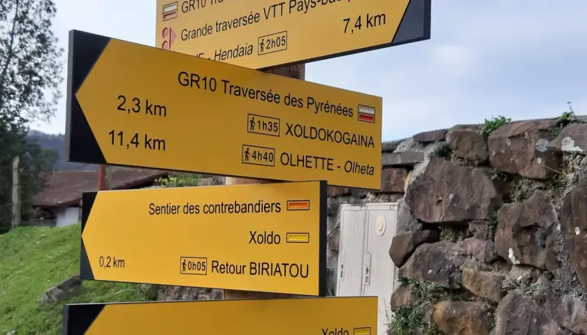 Panneau directionnel jaune indiquant les étapes GR10 depuis Hendaye : Xoldokogaina, Olhette, Biriatou.