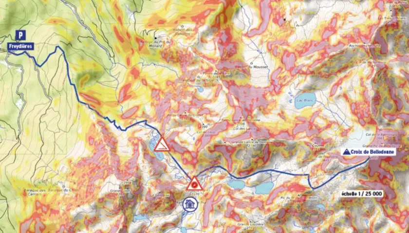 Carte du massif de Belledonne avec un itinéraire bleu partant de Freydières, traversant des refuges et des cols.